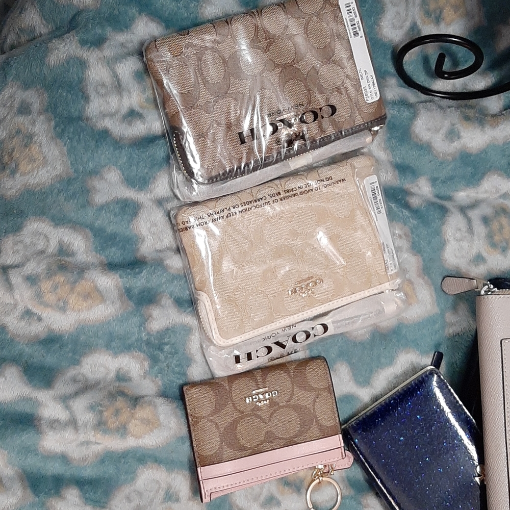 DO NOT BUY!!! Bundle of coach wristlets